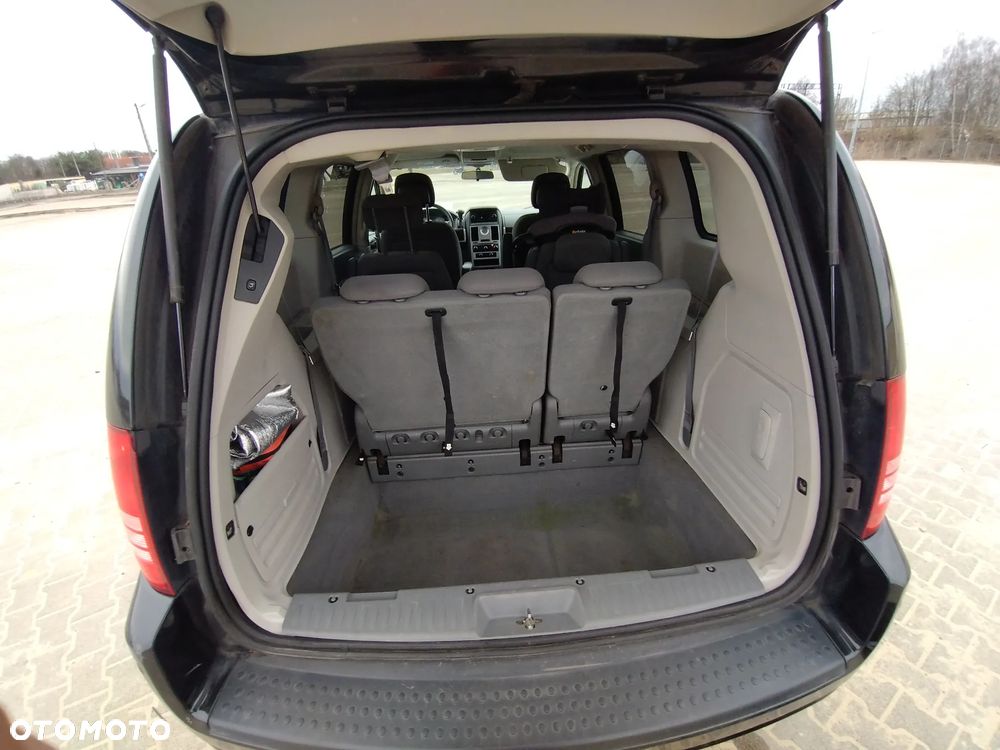 Chrysler Town & Country - 16