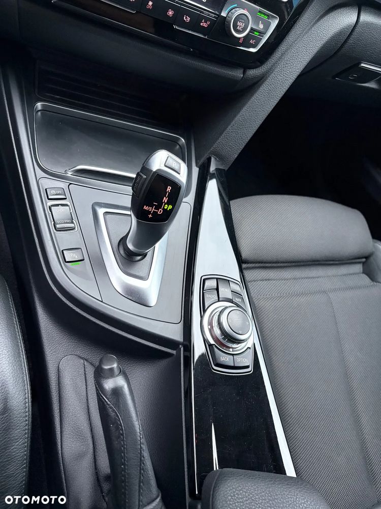 BMW Seria 3 318d Sport Line Shadow - 27