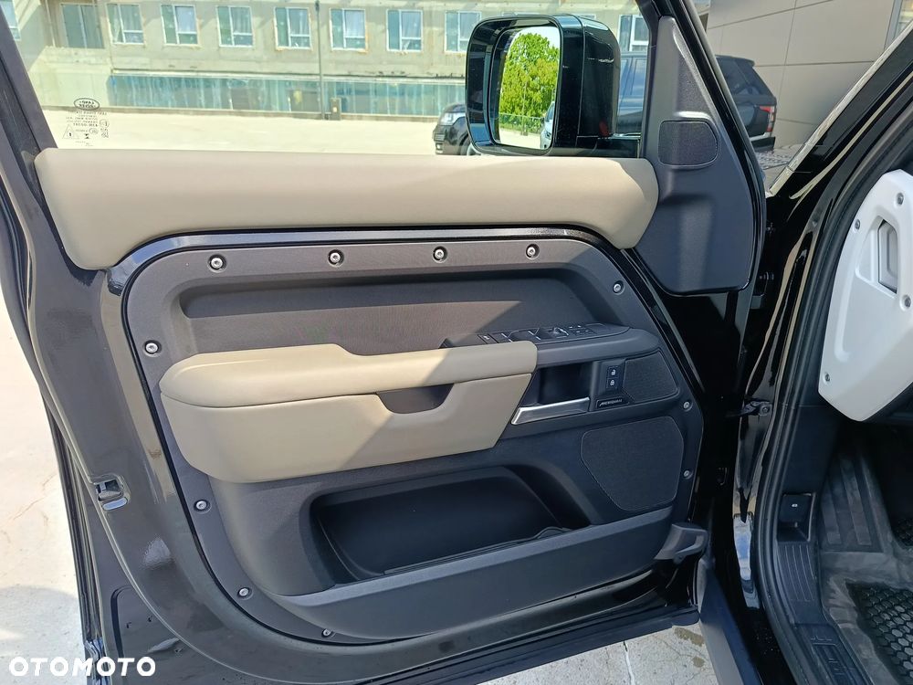 Land Rover Defender - 29