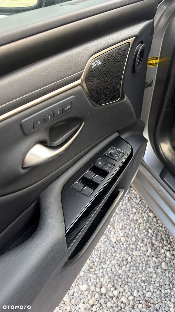 Lexus ES 300h F Sport Design - 9