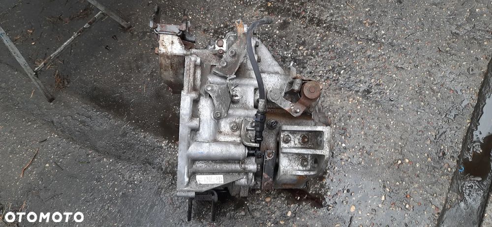 SUZUKI SX 4 SX4 FIAT SEDICI 1.9 DDIS Części Blacharskie i mechaniczne Szyba przód , Skrzynia biegów 79JA Napęd na przód Turbosprężarka 55205475 - 3