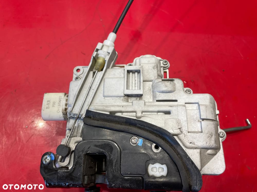 ZAMEK DRZWI PRAWY PRZÓD PRZEDNI AUDI A4 B7 - 5