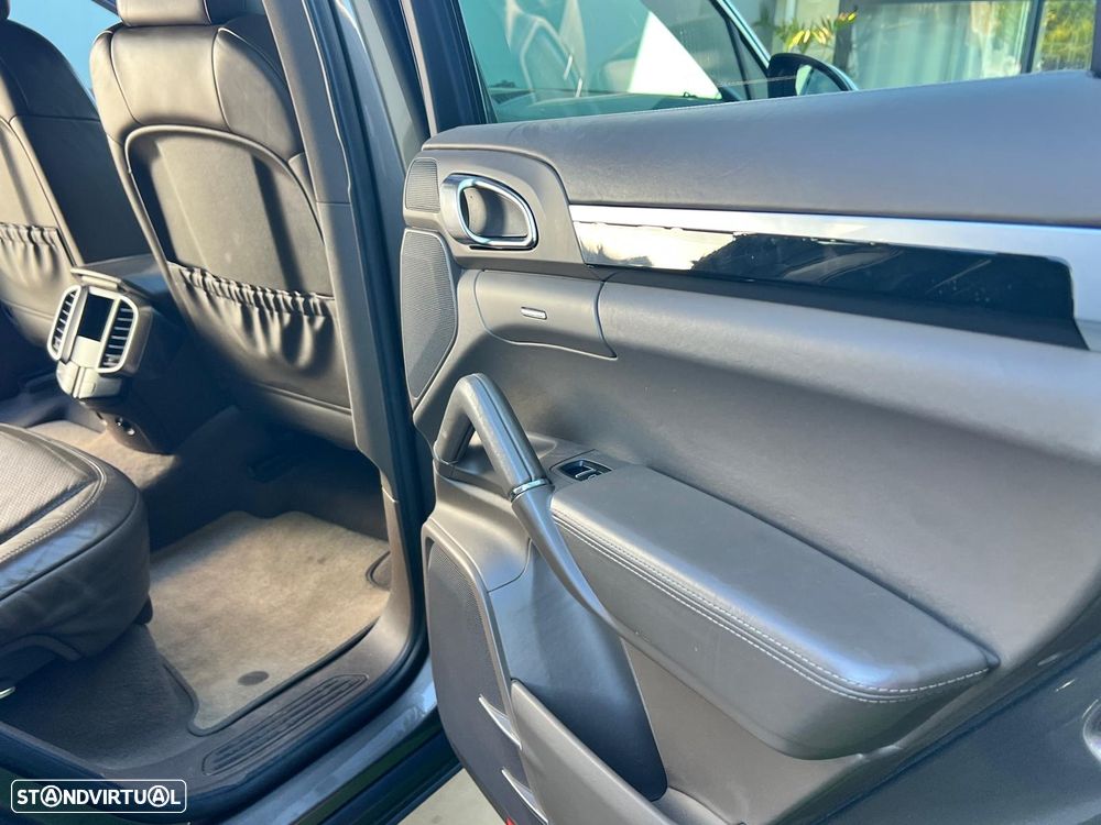 Porsche Cayenne Diesel Tiptronic S - 32
