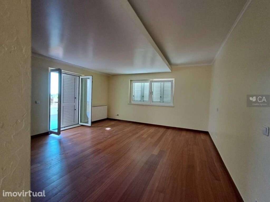 Moradia com 1.163,11m² inserida em terreno com 4.857m², situada em ... - Grande imagem: 3/15