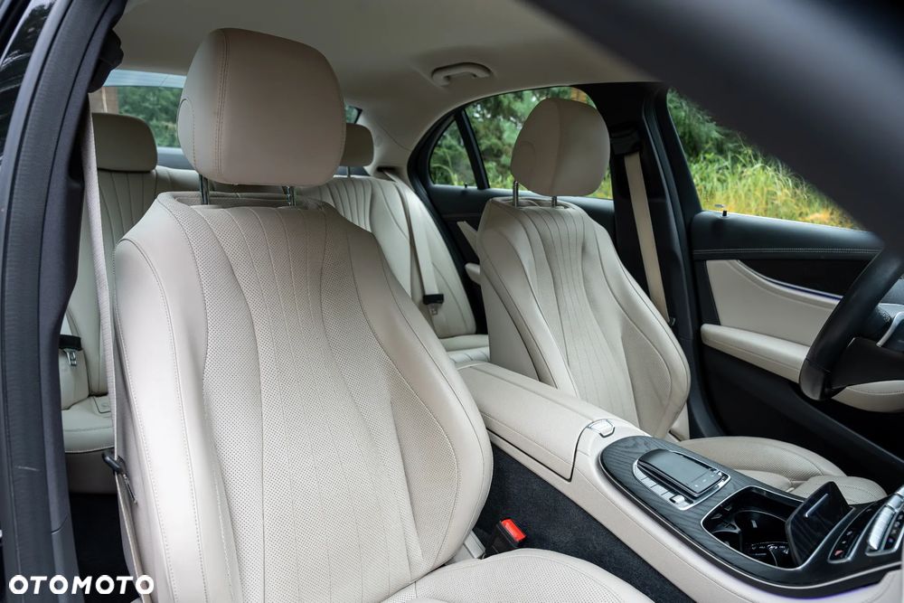 Mercedes-Benz Klasa E 220 d 4-Matic 9G-TRONIC - 23