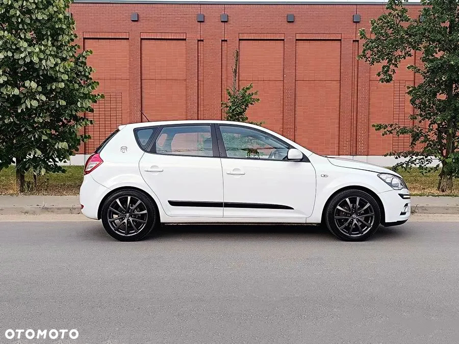 Kia Ceed 1.4 CVVT SW Dream-Team Edition - 6