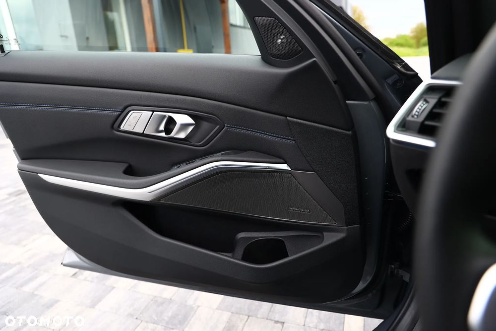 BMW Seria 3 330i xDrive M Sport - 23