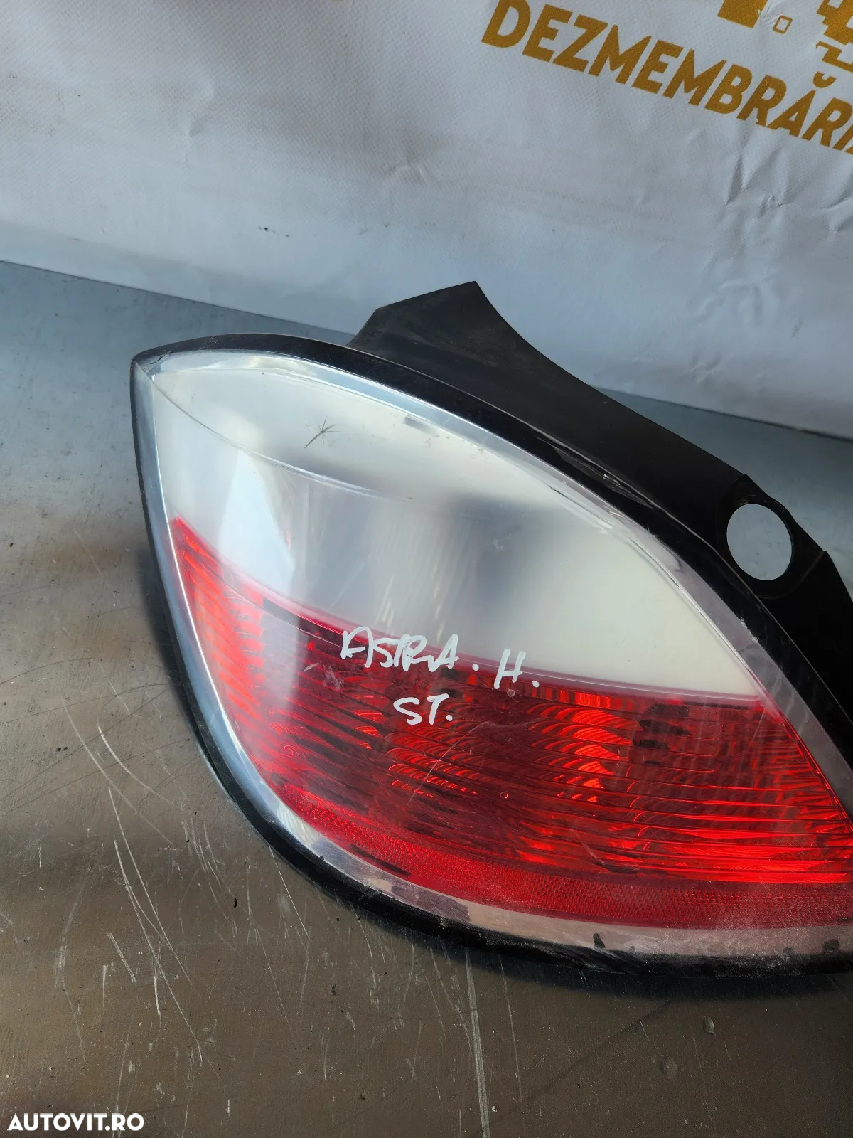 Stop Tripla Lampa Stop Stanga Opel Astra H Hatchback Mic Defect - Dezmembrari Arad - 6