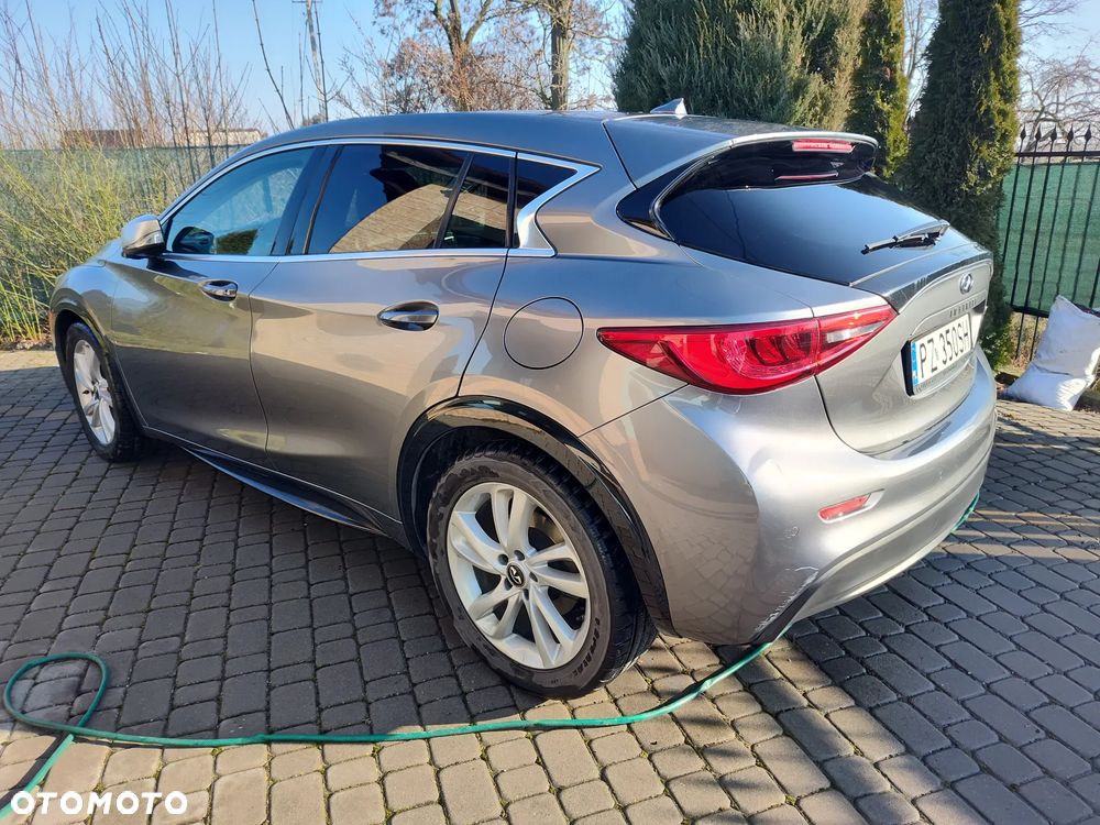 Infiniti Q30 - 2