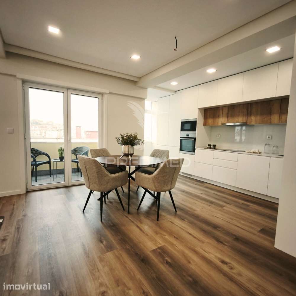 Apartamento T3 TOTALMENTE REMODELADO EM BENFICA - Grande imagem: 2/13