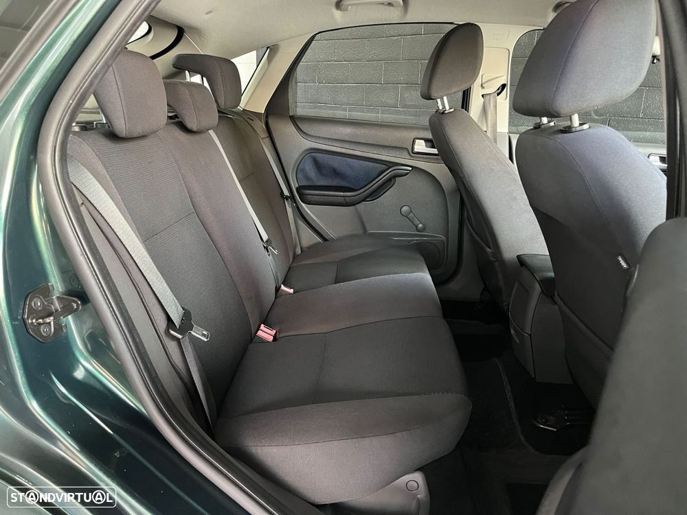 Ford Focus 1.4 16V Sport - 12