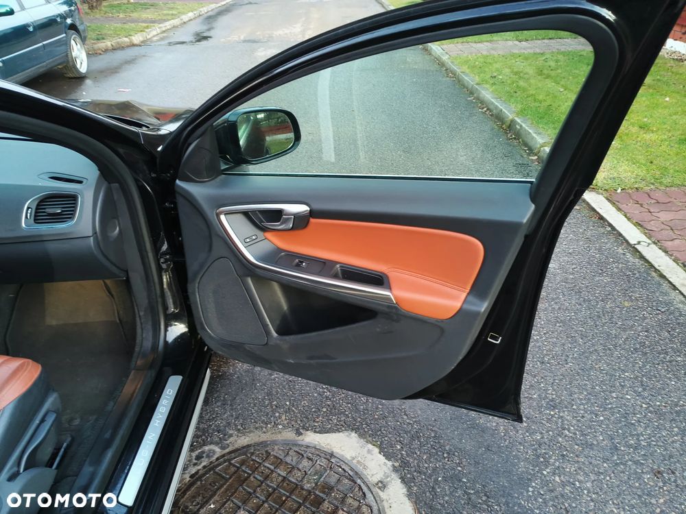 Volvo V60 D6 AWD Plug-in Hybrid R-Design Momentum - 17