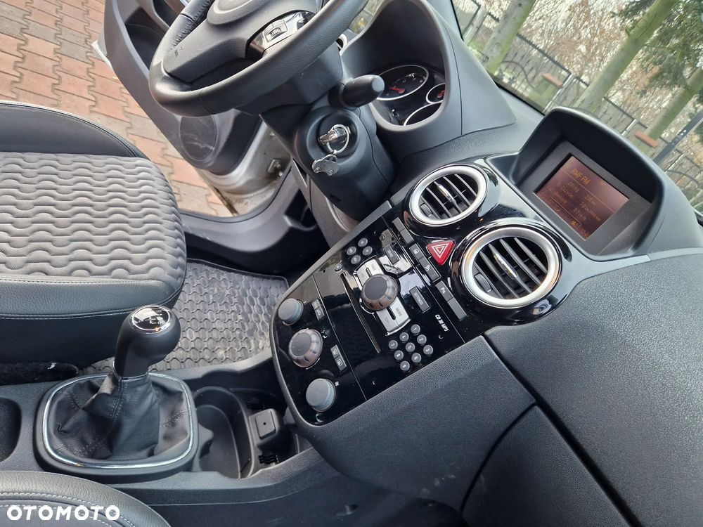 Opel Corsa 1.4 16V Cosmo - 29