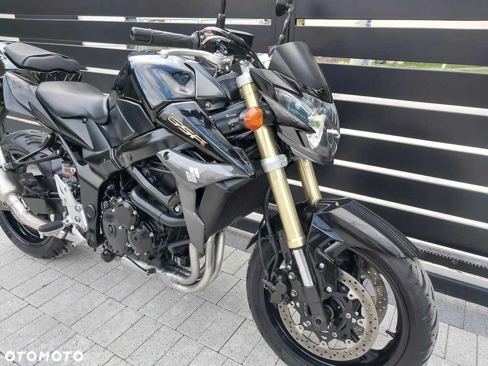 Suzuki GSR - 7