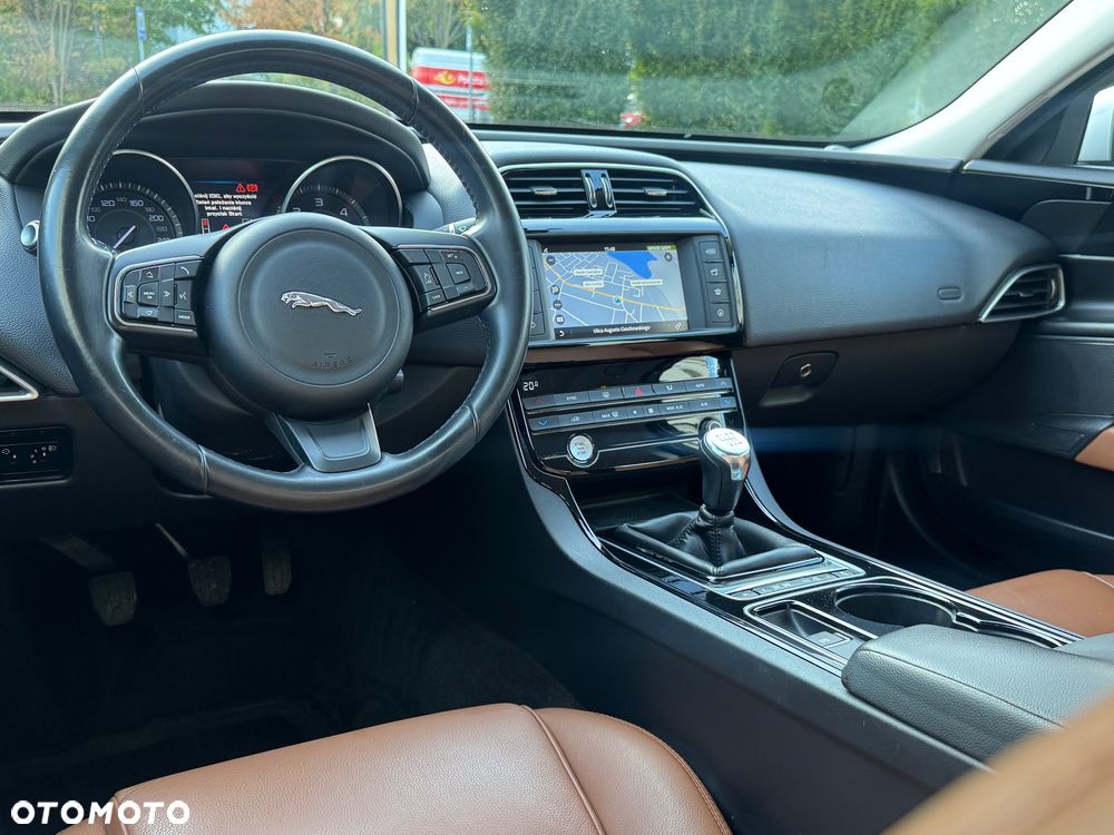 Jaguar XE 2.0 D Portfolio - 23