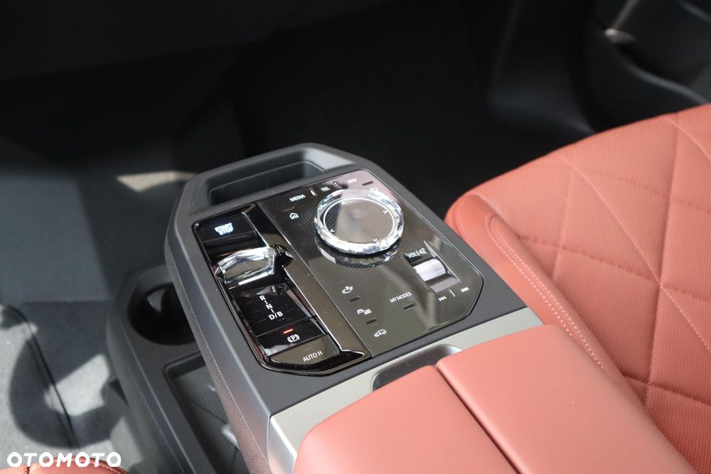 BMW iX - 17