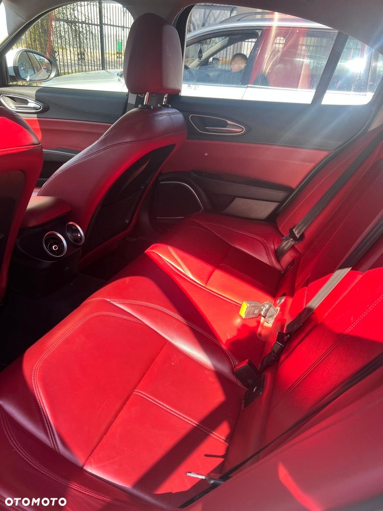 Alfa Romeo Giulia 2.0 Turbo 16V AT8-Q4 Intensa - 8