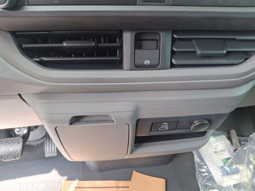 Volkswagen Transporter Furgon 2.0 TDI 150 KM automat - 30
