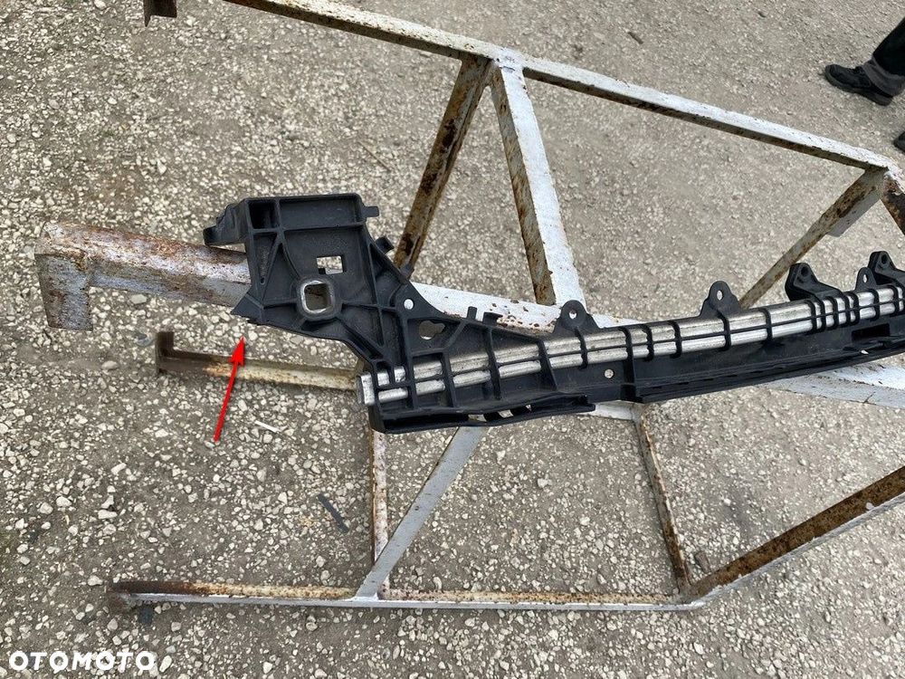 PAS PRZEDNI MERCEDES C W205 A2056204101 - 2