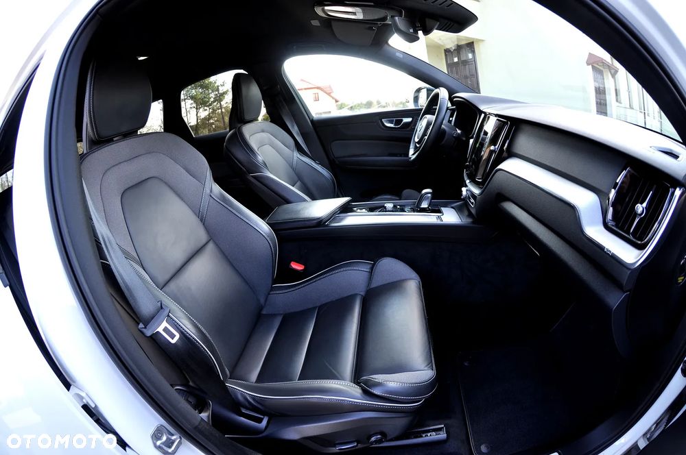 Volvo XC 60 B4 D AWD Plus Dark - 21