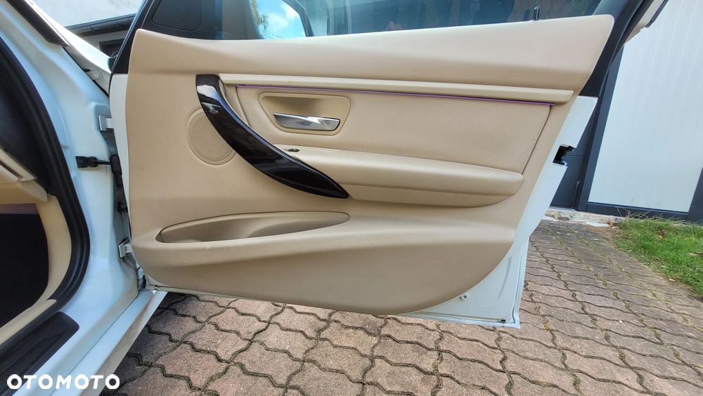 BMW Seria 3 328i xDrive - 25