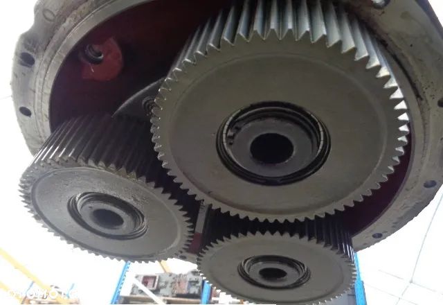 Zwolnica obudowa piasta półoś tył układ planetarny satelity Case CVX150 - 7