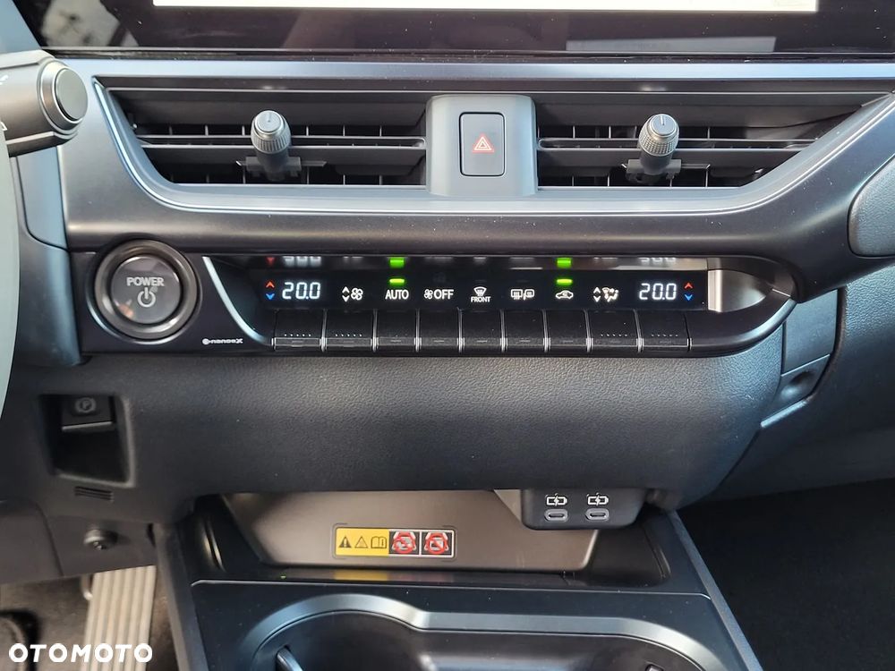 Lexus UX 300h F Sport Design - 22