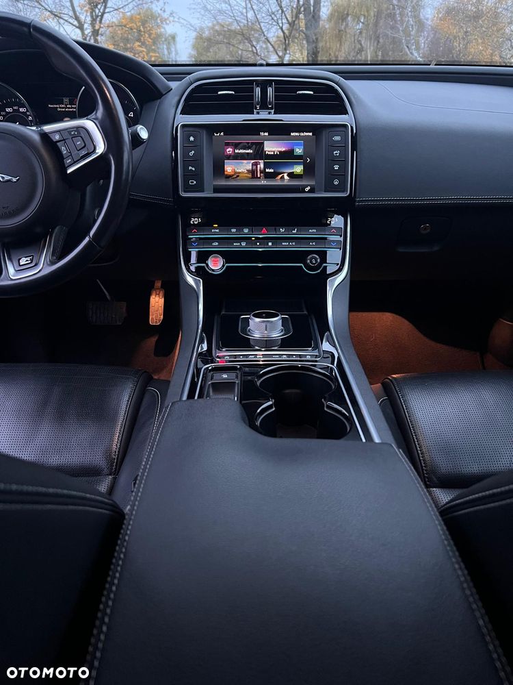 Jaguar XE 20d R-Sport - 13