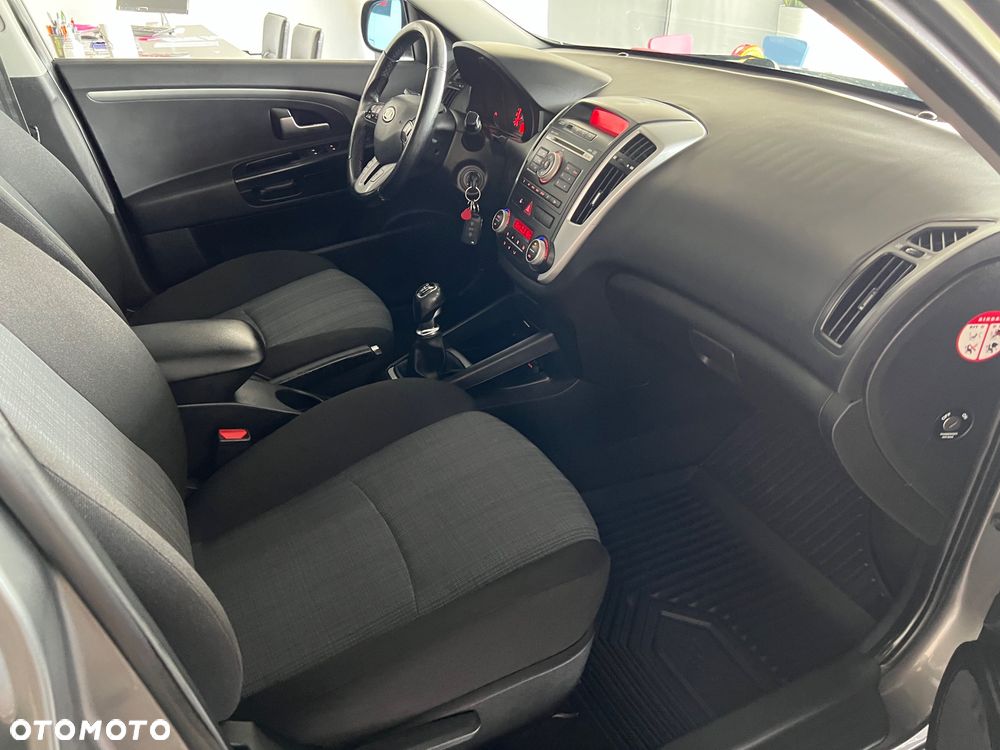 Kia Ceed - 25