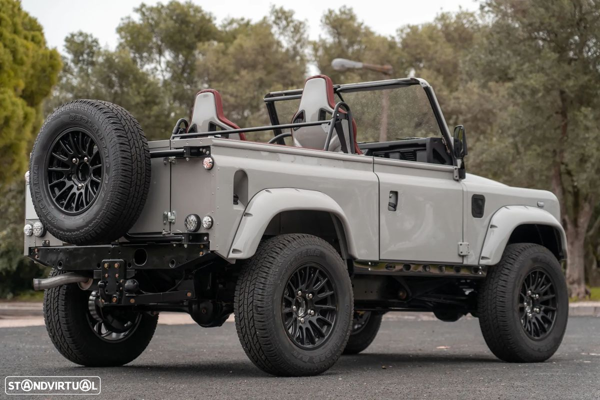 Land Rover Defender - 22