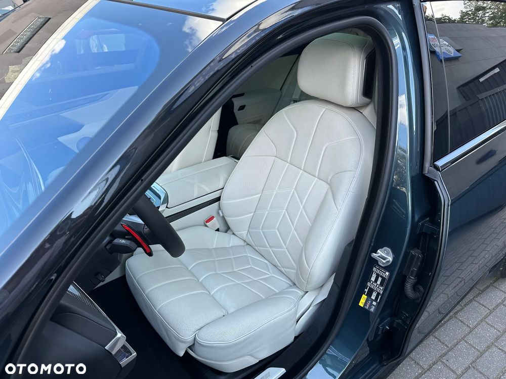BMW Seria 7 M760e PHEV xDrive Individual Edition sport - 13