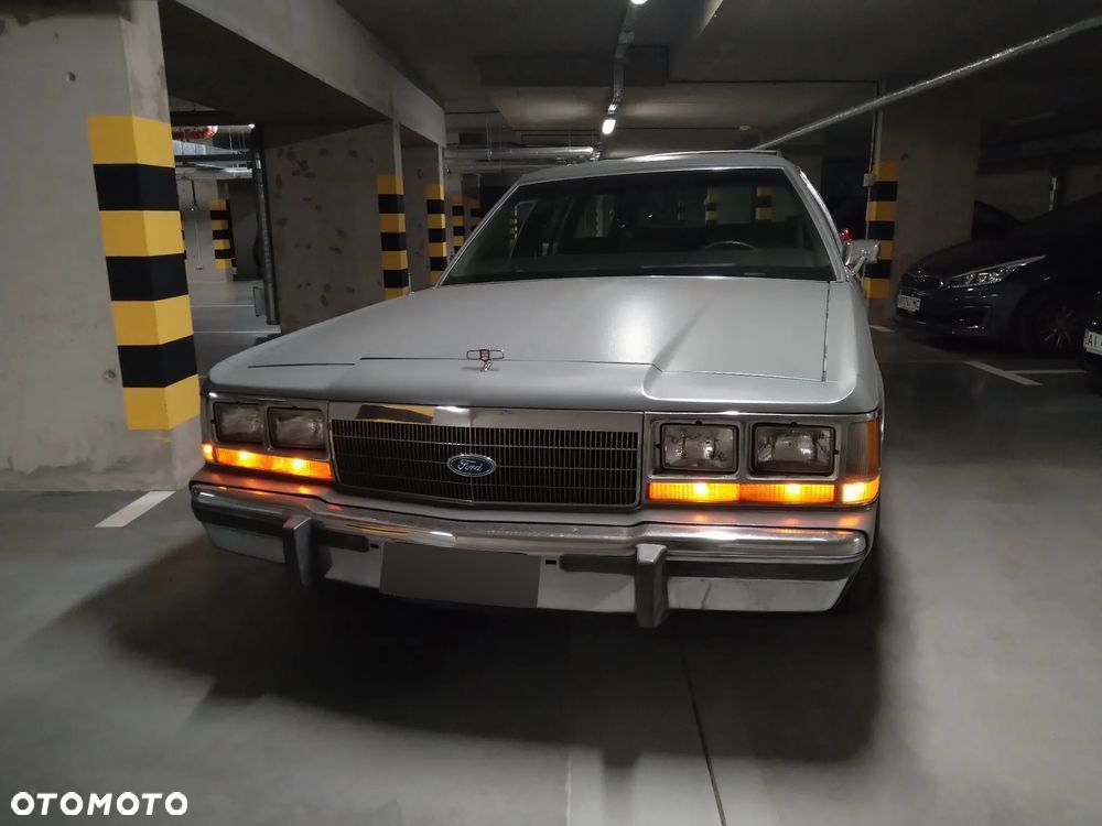 Ford Crown - 11