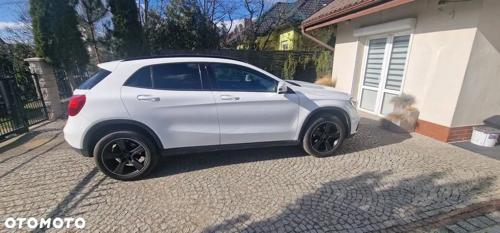 Mercedes-Benz GLA 200 d 7G-DCT - 4