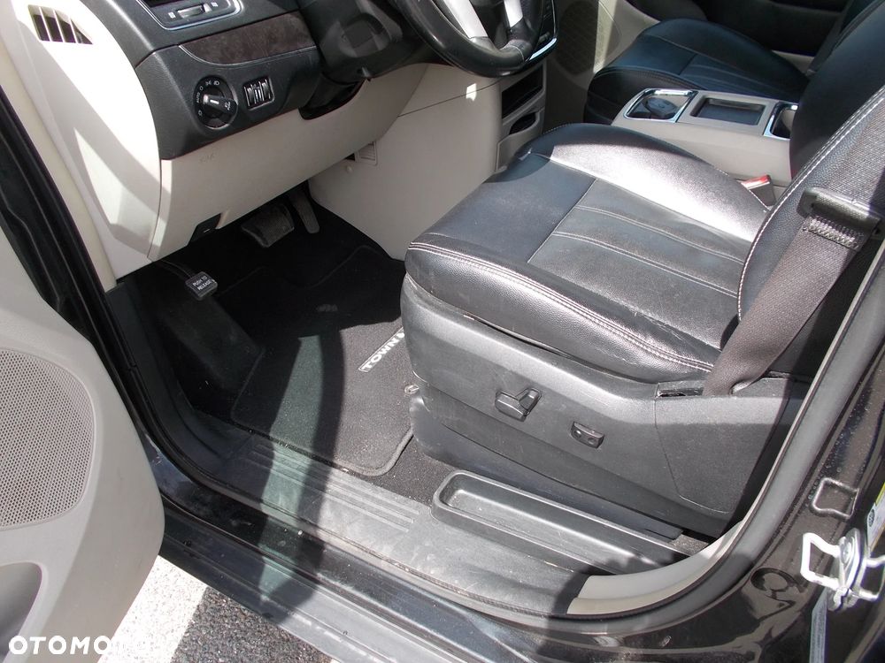 Chrysler Town & Country 3.6 Limited - 13