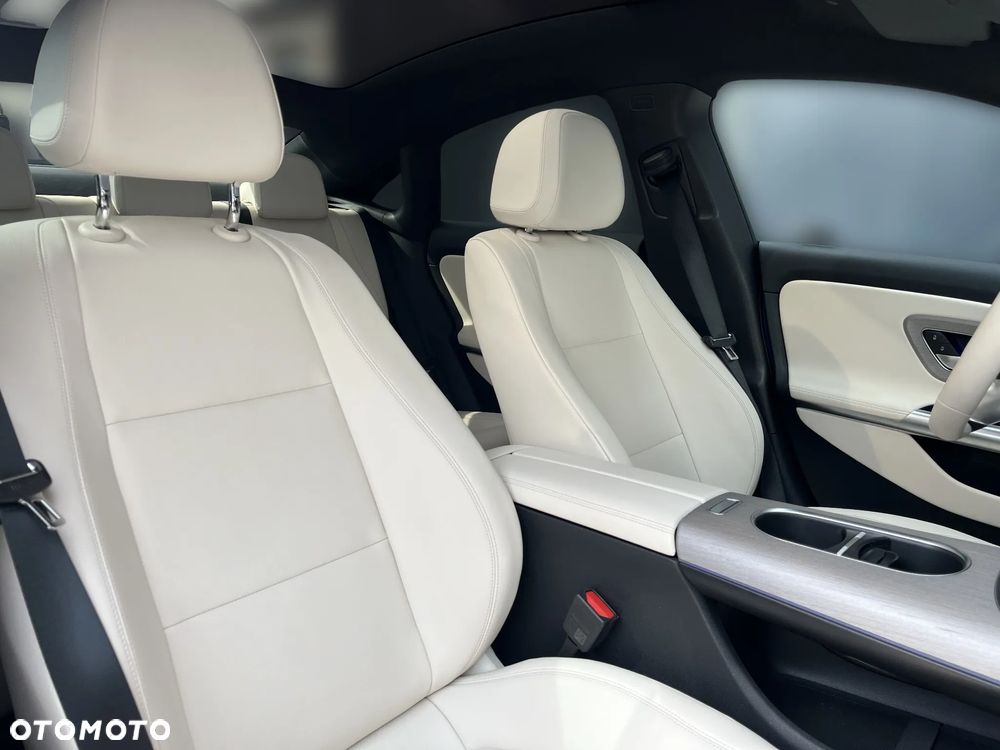Mercedes-Benz CLA - 12