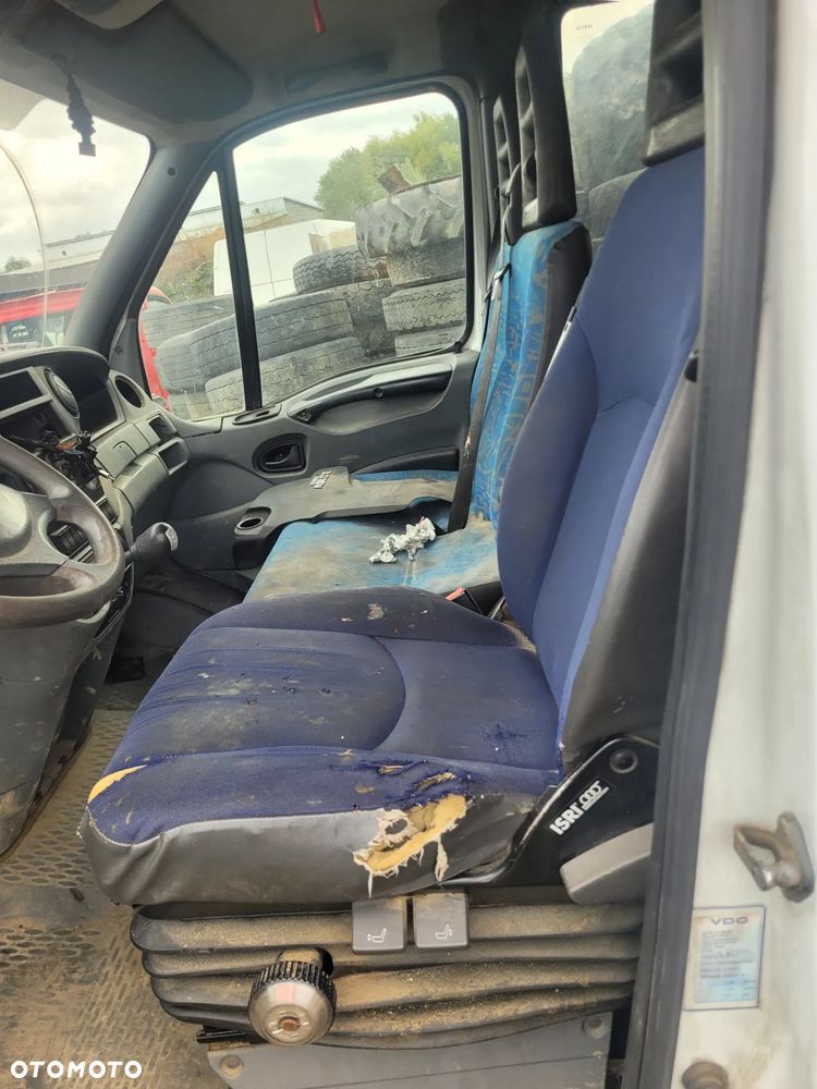 IVECO DAILY IV 35S18 fotel fotele kanapa deska kokpit podsufitka boczek boczki klamka podłokietnik licznik prędkościomierz - 3
