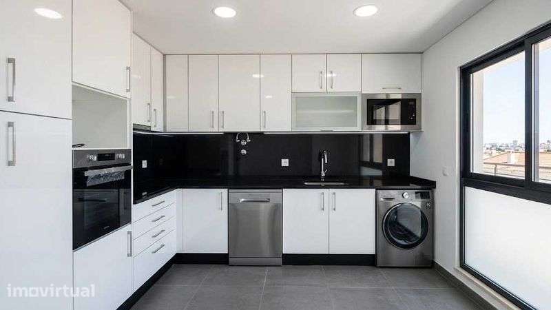 T4 em Duplex, com terraço e parqueamento, no Seixal - Grande imagem: 4/12