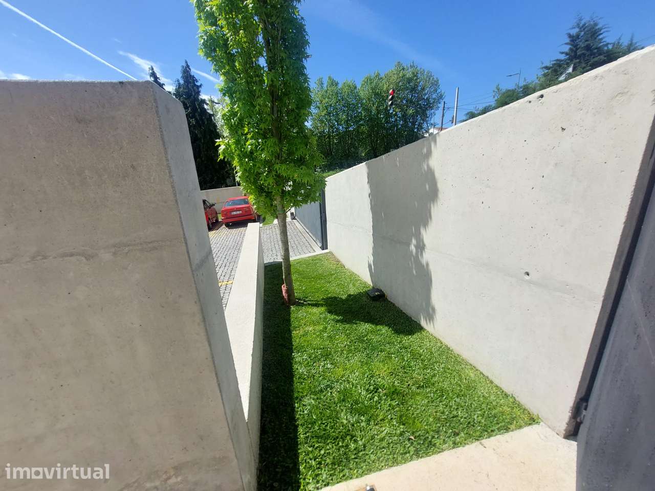 T1 em condomínio fechado com piscina junto á ponte do Infante - Grande imagem: 4/24