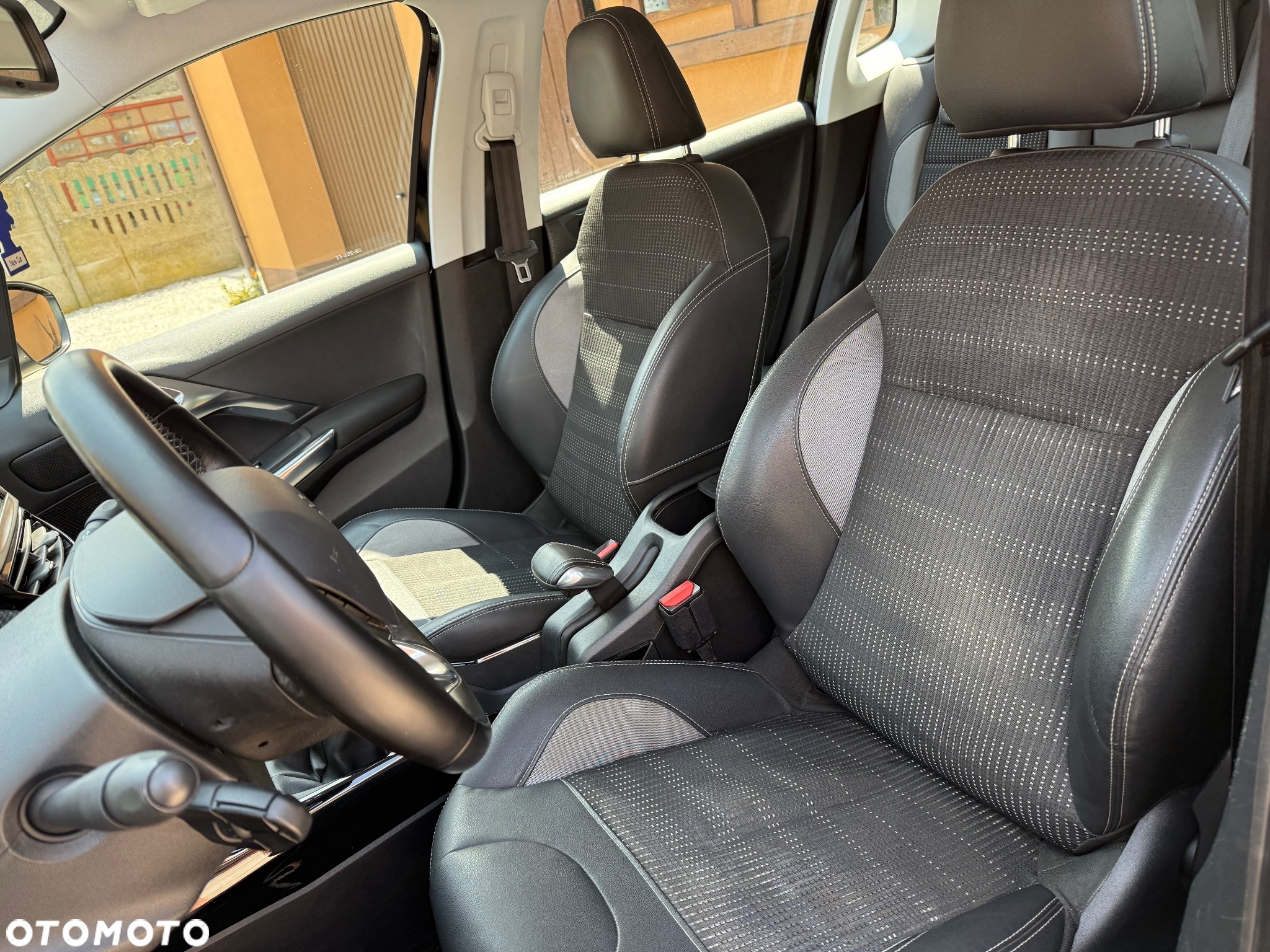 Peugeot 2008 1.2 Pure Tech Allure S&S - 23