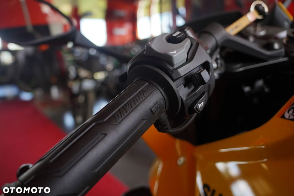 Suzuki GSX - 8