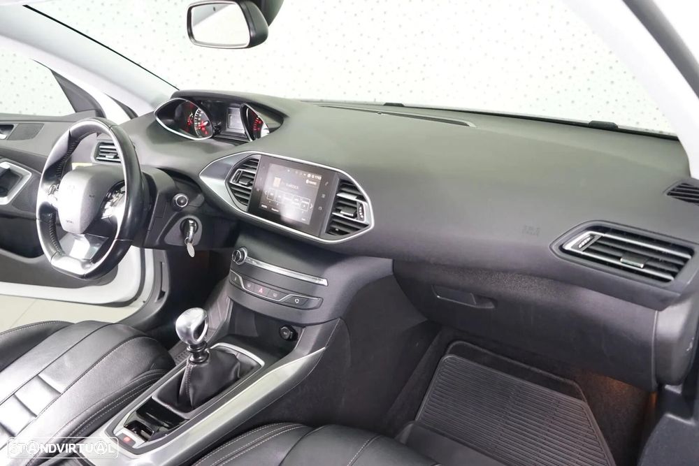 Peugeot 308 SW 1.2 PureTech Allure Pack - 17