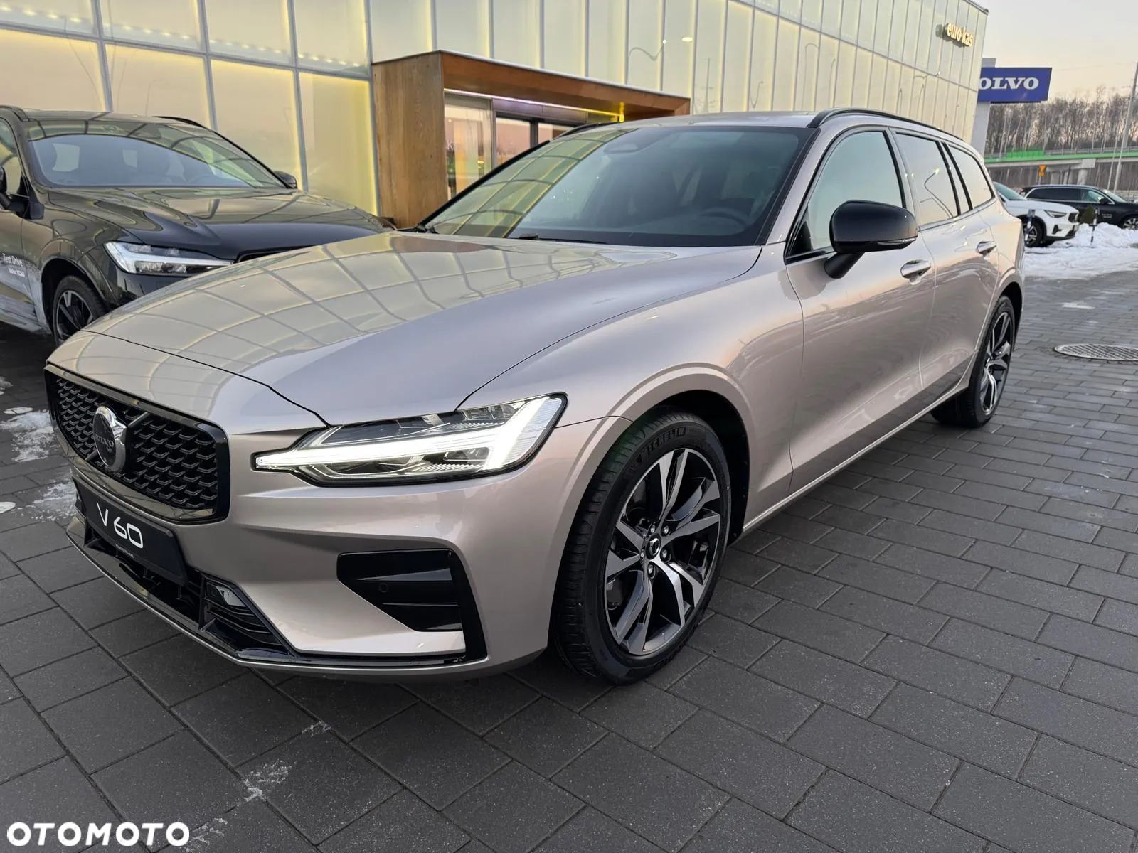 Volvo V60 B4 B Plus Dark - 1