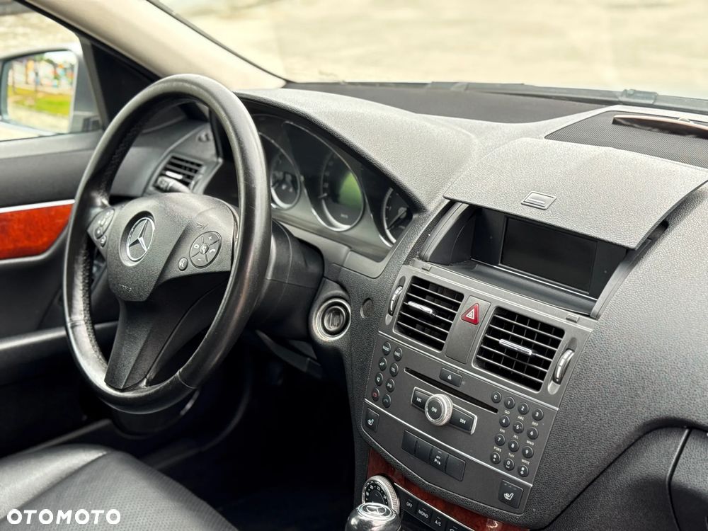 Mercedes-Benz Klasa C 250 CDI DPF 4Matic 7G-TRONIC BlueEFFICIENCY Elegance - 32
