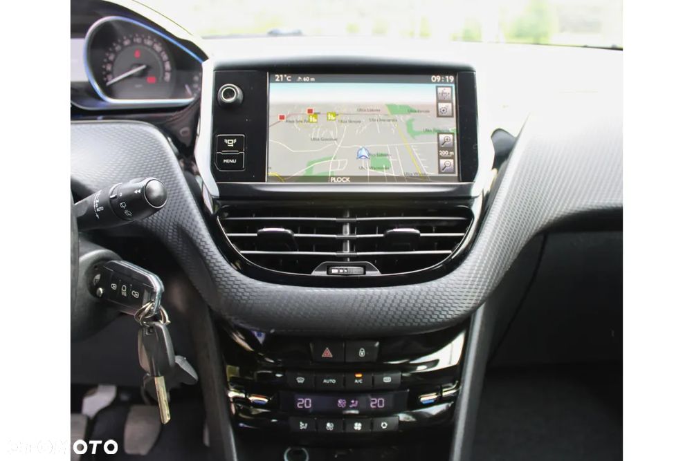 Peugeot 2008 1.6 e-HDi Allure S&S - 23