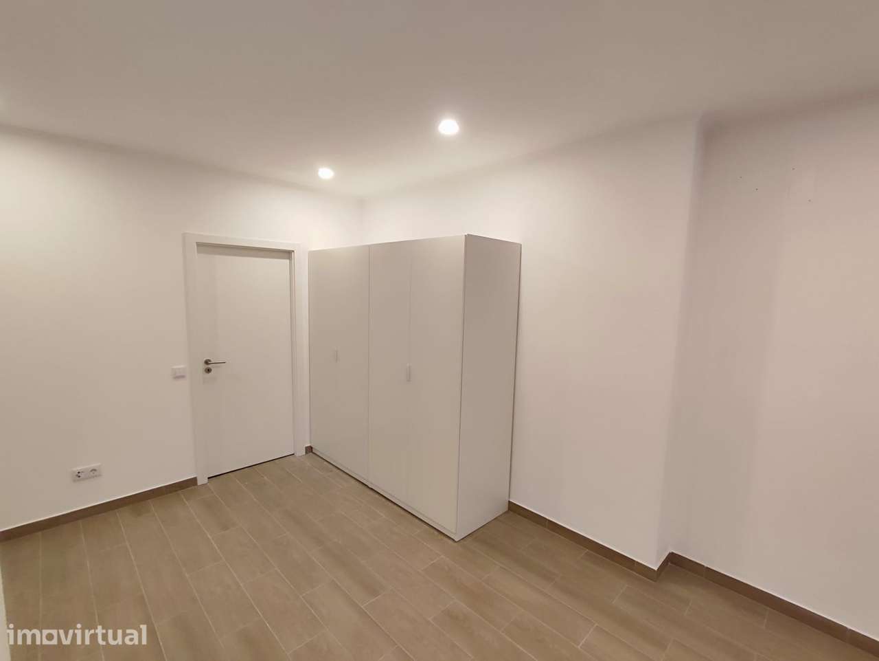 Apartamento T0 Remodelado com ar condicionado e lavandaria - Grande imagem: 3/8