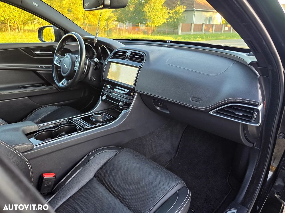 Jaguar XE 2.0 AWD R-Sport - 20