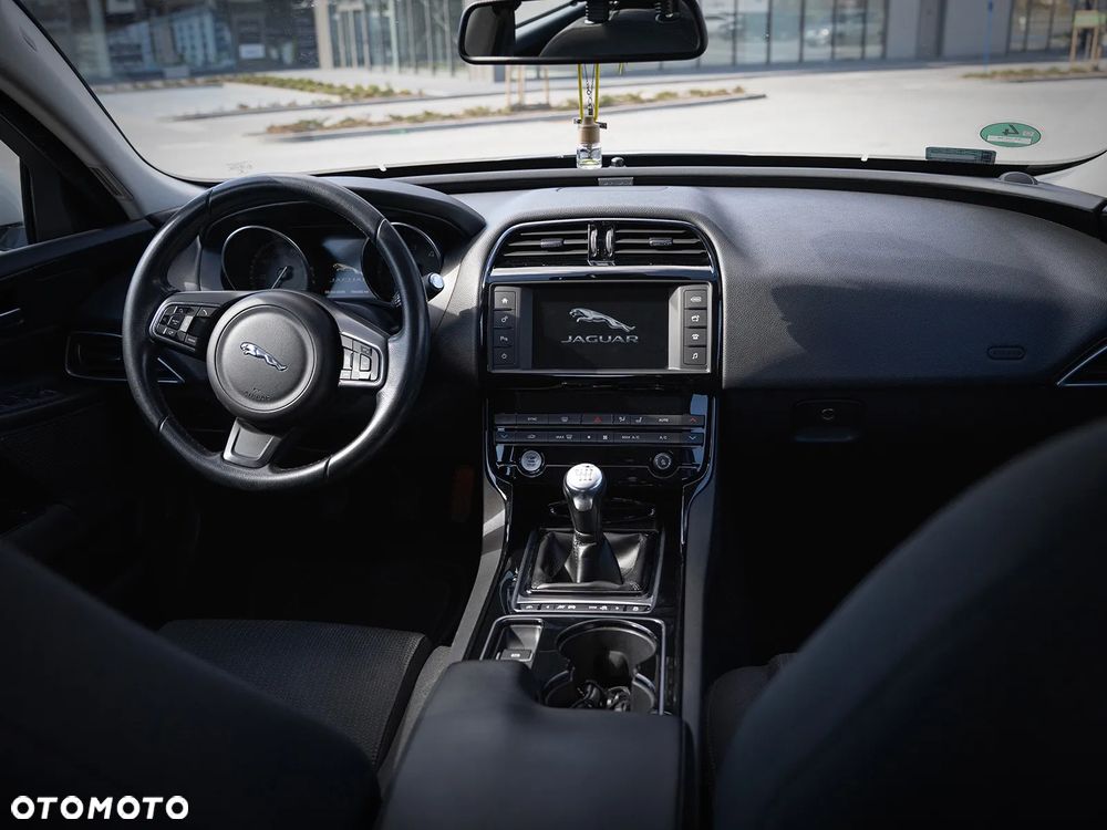 Jaguar XE - 12