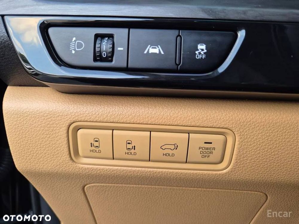 Kia Carnival - 11