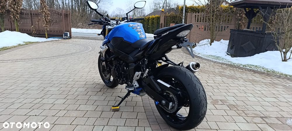 Suzuki GSR - 7