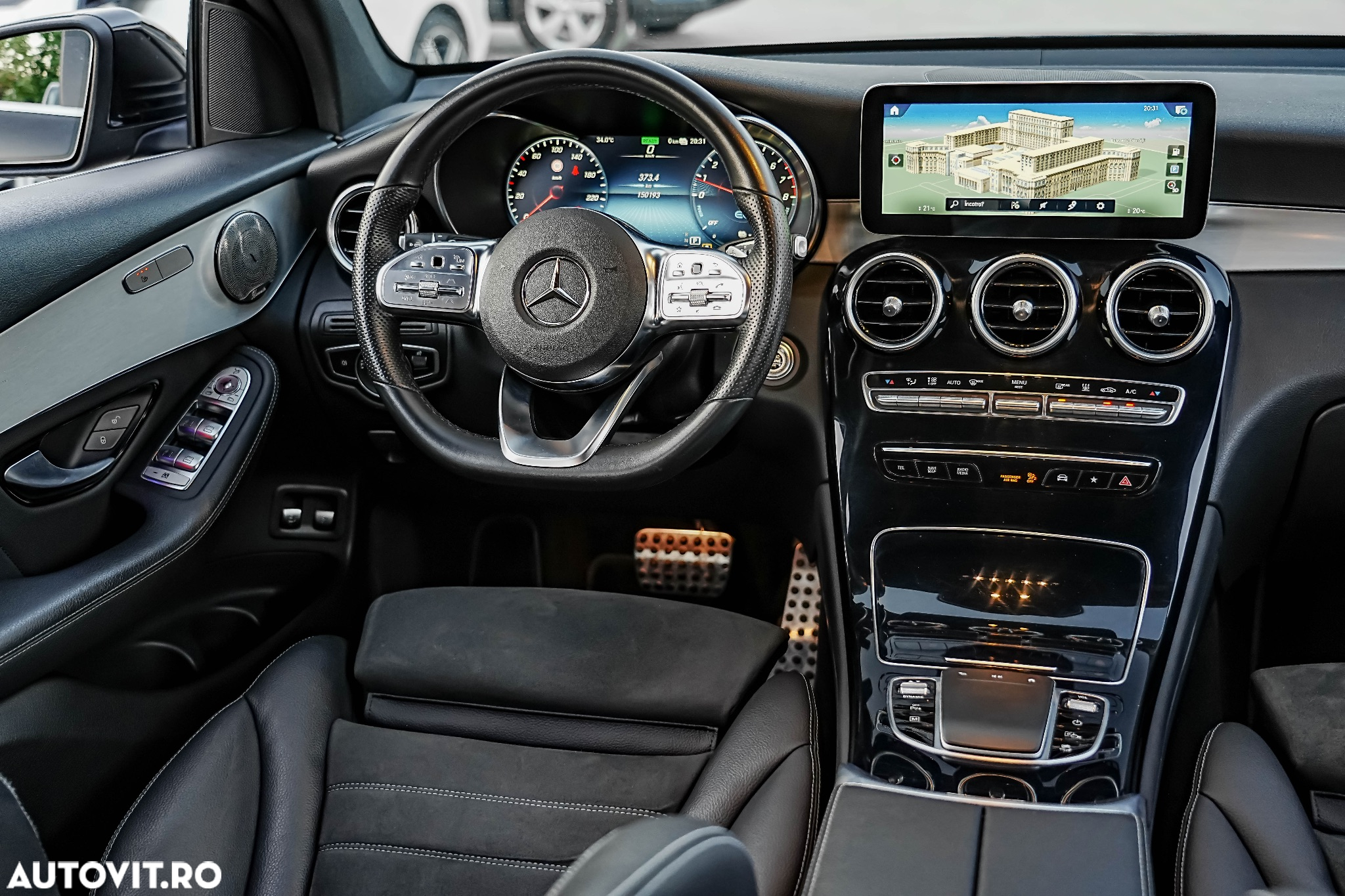 Mercedes-Benz GLC 300 e 4Matic 9G-TRONIC AMG Line - 33